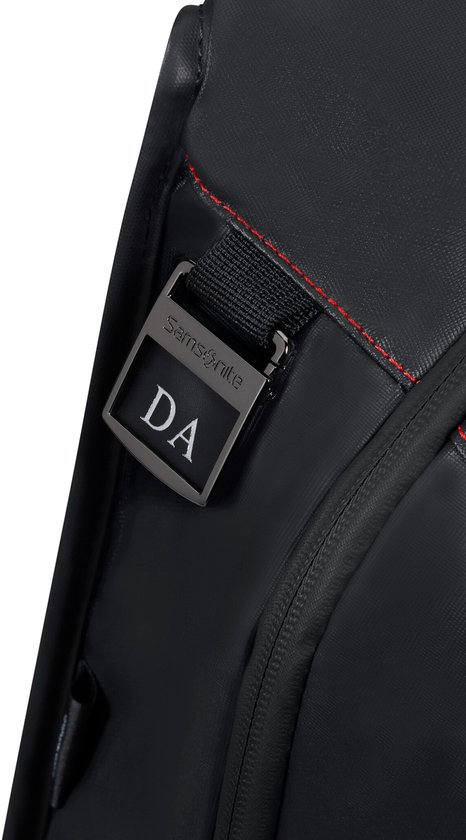 Zwarte rugzak met een metalen label 'DA' en het Samsonite logo.