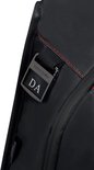 Zwarte rugzak met een metalen label 'DA' en het Samsonite logo.