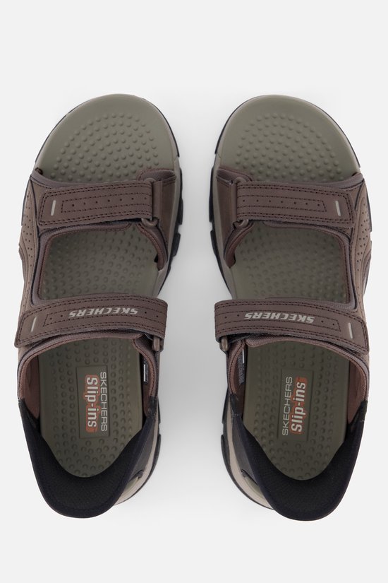 Bruine Skechers Slip-Ins sandalen met klittenbandsluiting en perforaties.