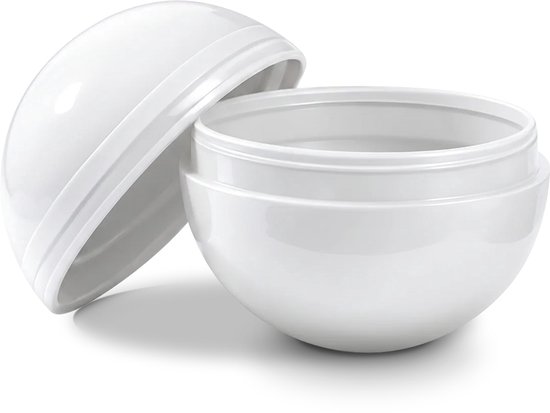 Een witte, ronde pot met deksel opengeschoven, op zwarte achtergrond.