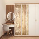 Zelfklevende deurposter met verweerde houten planken print op een kledingkastdeur in een slaapkamer.