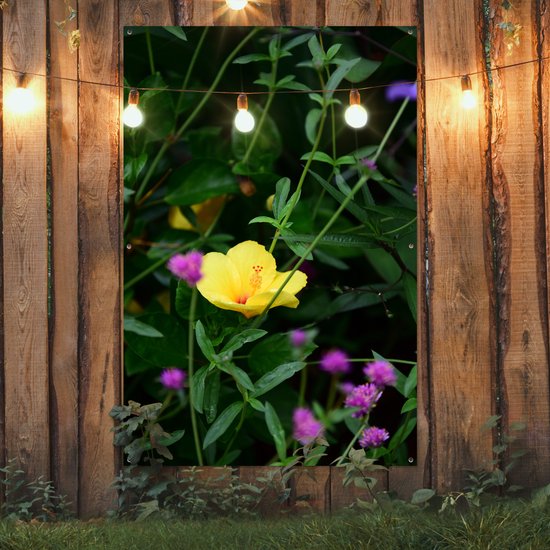 Tuinposter 120x180 cm - Tuindecoratie Teunis bloem tussen de groene planten - Poster voor in de tuin - Buiten decoratie - Schutting tuinschilderij - Tuindoek muurdecoratie - Wanddecoratie balkondoek