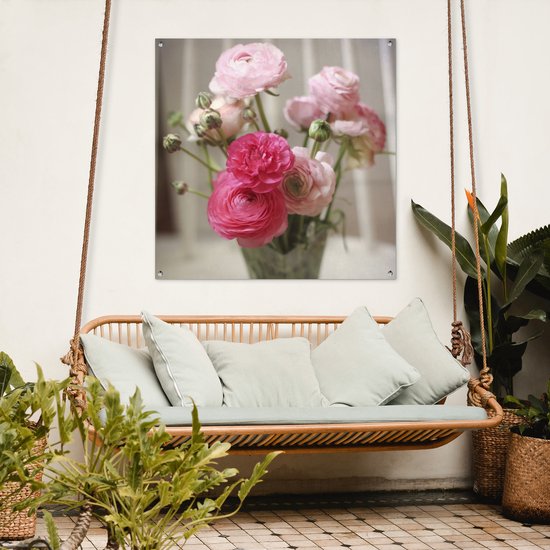 Affiche de jardin Renoncules roses sur fond flou 100x100 cm - Toile de jardin / Toile d'extérieur / Peintures d'extérieur (décoration de jardin)