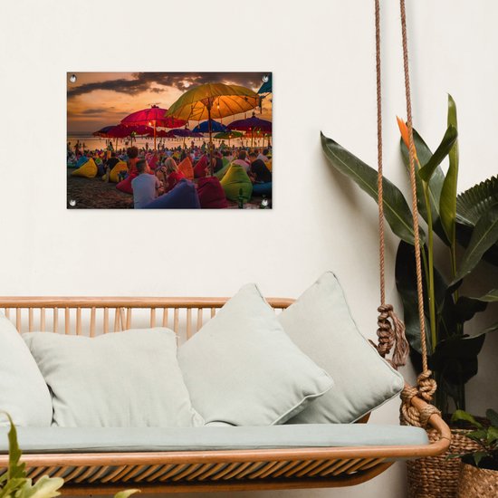 Tuinposter 60x40 cm - Tuindecoratie Toeristen genieten van de zonsondergang bij het strand van Denpasar in Bali, Indonesië - Poster voor in de tuin - Buiten decoratie - Schutting tuinschilderij - Tuindoek muurdecoratie - Wanddecoratie balkondoek
