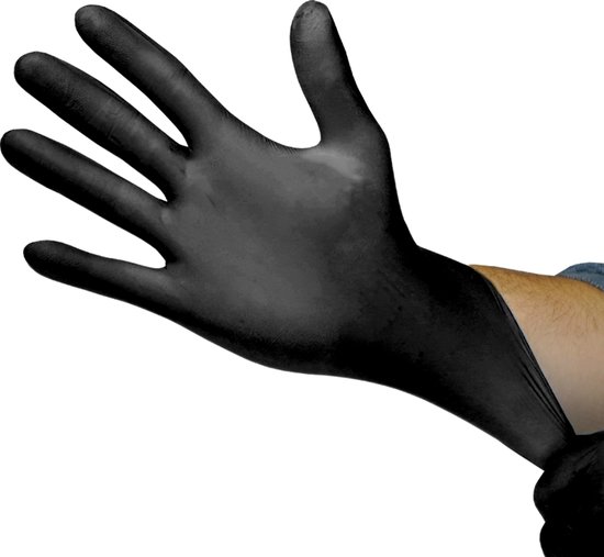 Zwarte nitril handschoen, maat XL, wordt aangetrokken. De mouw van een blauw shirt is zichtbaar.