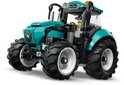 Felgroene tractor met grote banden, witte velgen, vanuit een lage hoek.