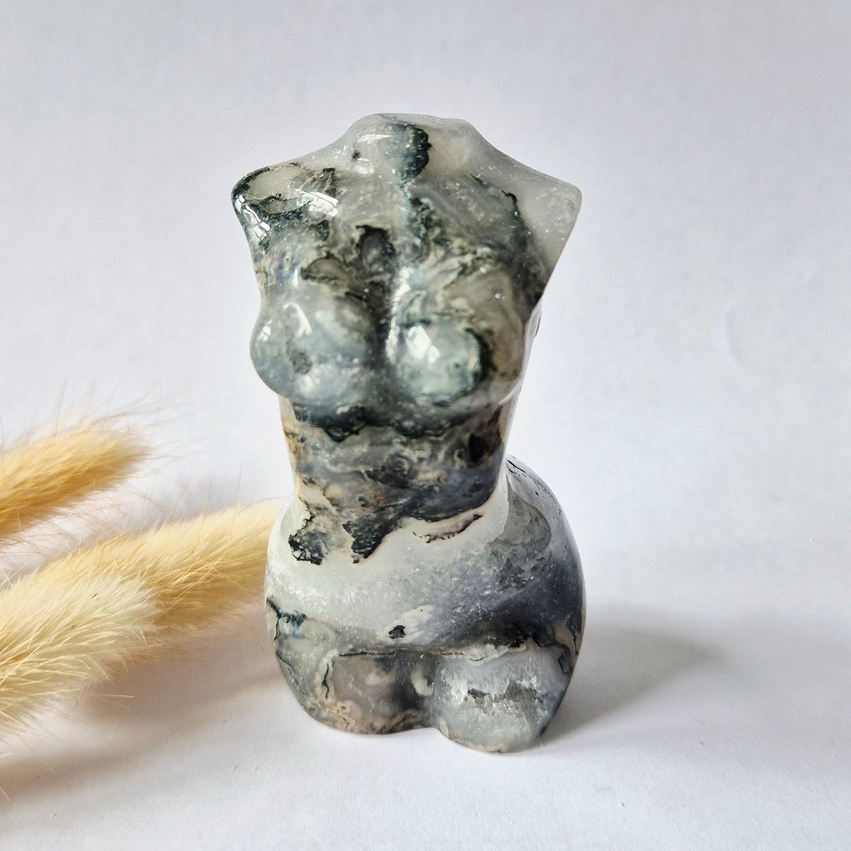 Moonlight Gemstones Mosagaat vrouwenbeeldje 8 cm (#37) – handgeslepen edelsteen carving Groen