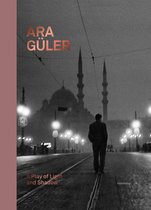 Ara Güler: A Play of Light and Shadow. Man loopt op straat met tramsporen, moskee en lampen op de achtergrond.