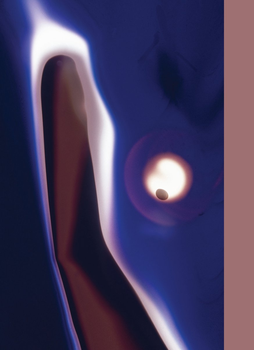 Abstracte belichting in blauw en wit met contouren van een figuur in bruin.