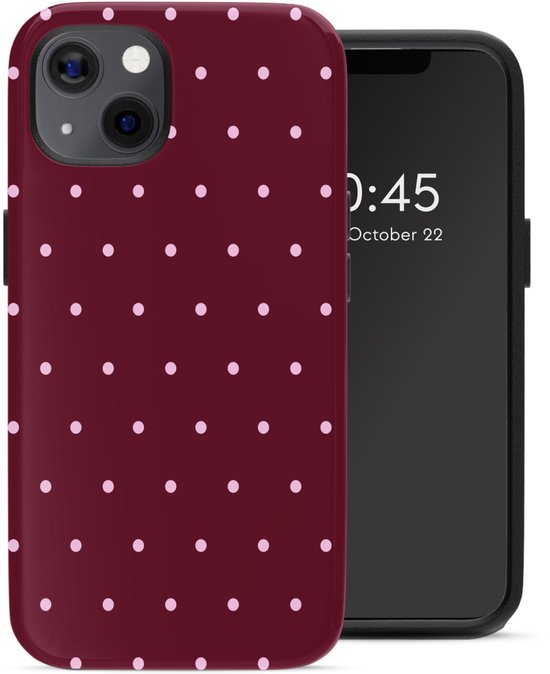 Coque de téléphone bordeaux à pois roses contrastants, avec une découpe pour l'objectif de la caméra.