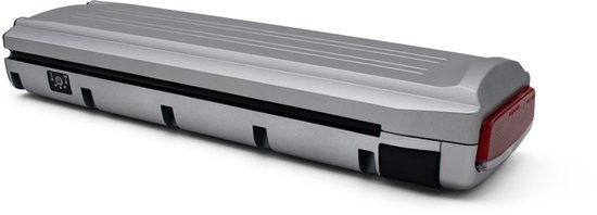 Zilverkleurige Gazelle Innergy accu met ribbelprofiel en rode reflector.
