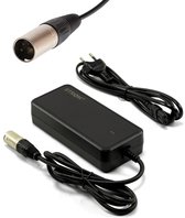 Zwarte STROM fietsaccu lader met 2 zwarte kabels en stekkers, een met EU-stekker, een met 4-pins connector.