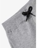 Detail van de tailleband en het trekkoord van een grijze joggingbroek.