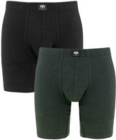 Twee lange boxershorts, één zwart, één donkergroen, beide met elastische band en logo.
