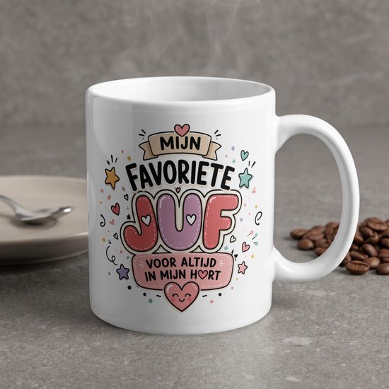 Witte mok met de tekst "MIJN FAVORIETE JUF VOOR ALTIJD IN MIJN HORT" in kleurrijke letters, versierd met hartjes en sterren. Stoom komt uit de mok.