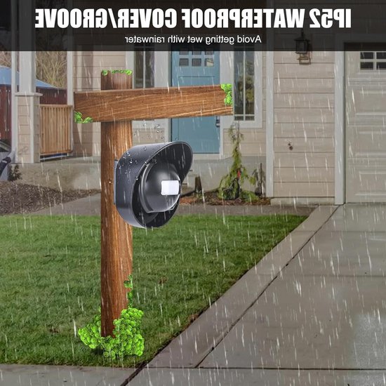 Zwarte IP52 waterdichte hoes met witte bewegingssensor op een houten paal bij regen.