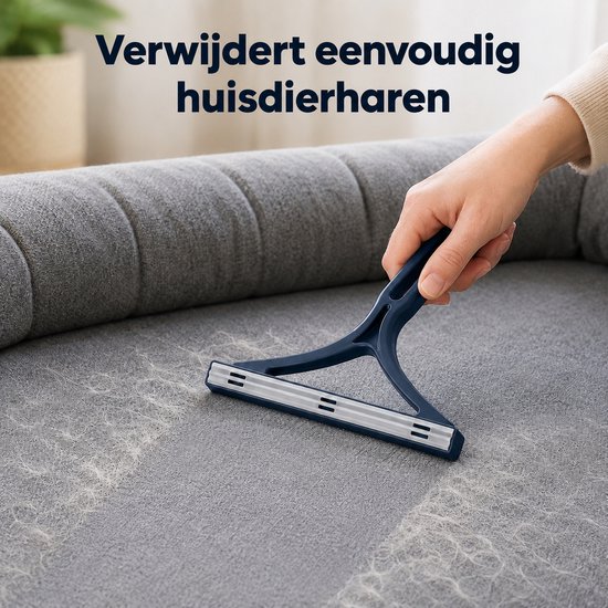 Main utilisant un rasoir bleu foncé pour enlever les poils d'animaux d'un canapé en tissu gris.