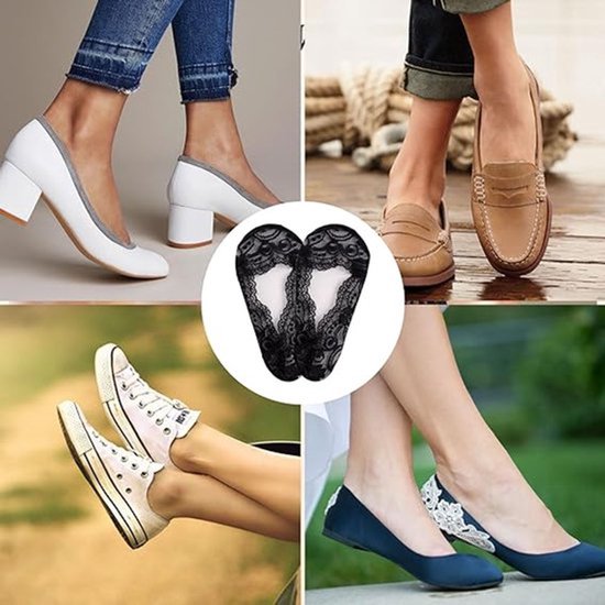 Collage van vrouwen die diverse schoenen dragen met zwarte kanten no-show sokken. O.a. pumps, loafers, sneakers en ballerina's.
