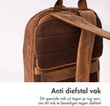 Achterkant van de bruine leren rugzak met een anti-diefstal vak.