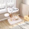 Kattenboom met witte pluche zittingen en hangmand, bij een raam met winterlandschap. Geplaatst in een slaapkamer.