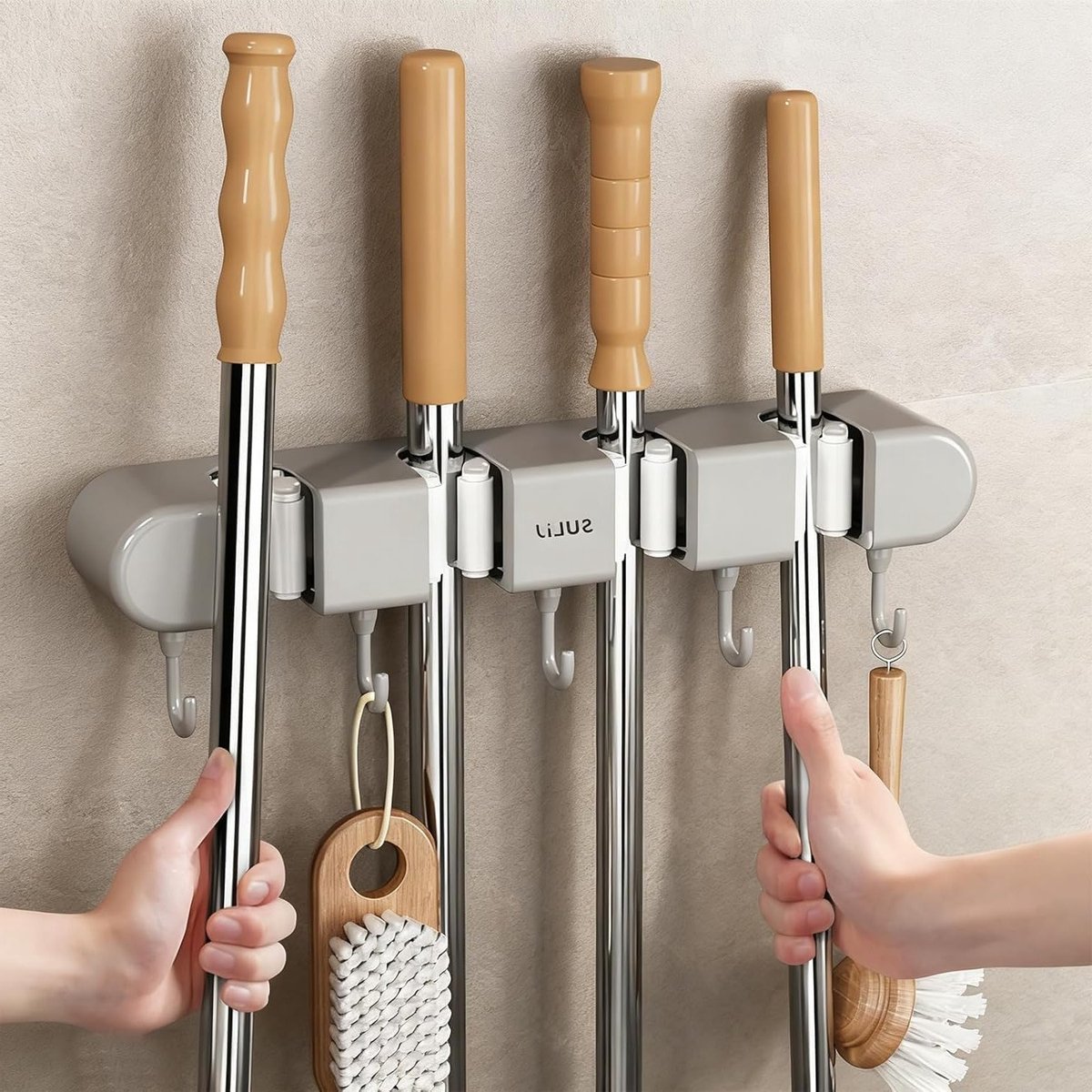 Broom Holder met 4 Clips en 5 Haken - Wandbevestiging zonder Boren voor Bezems, Moppen en Schoonmaakgereedschap in Keuken, Garage en Tuin