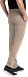 Achterkant van man in beige chino broek met MAC JEANS logo en zwarte sneakers.