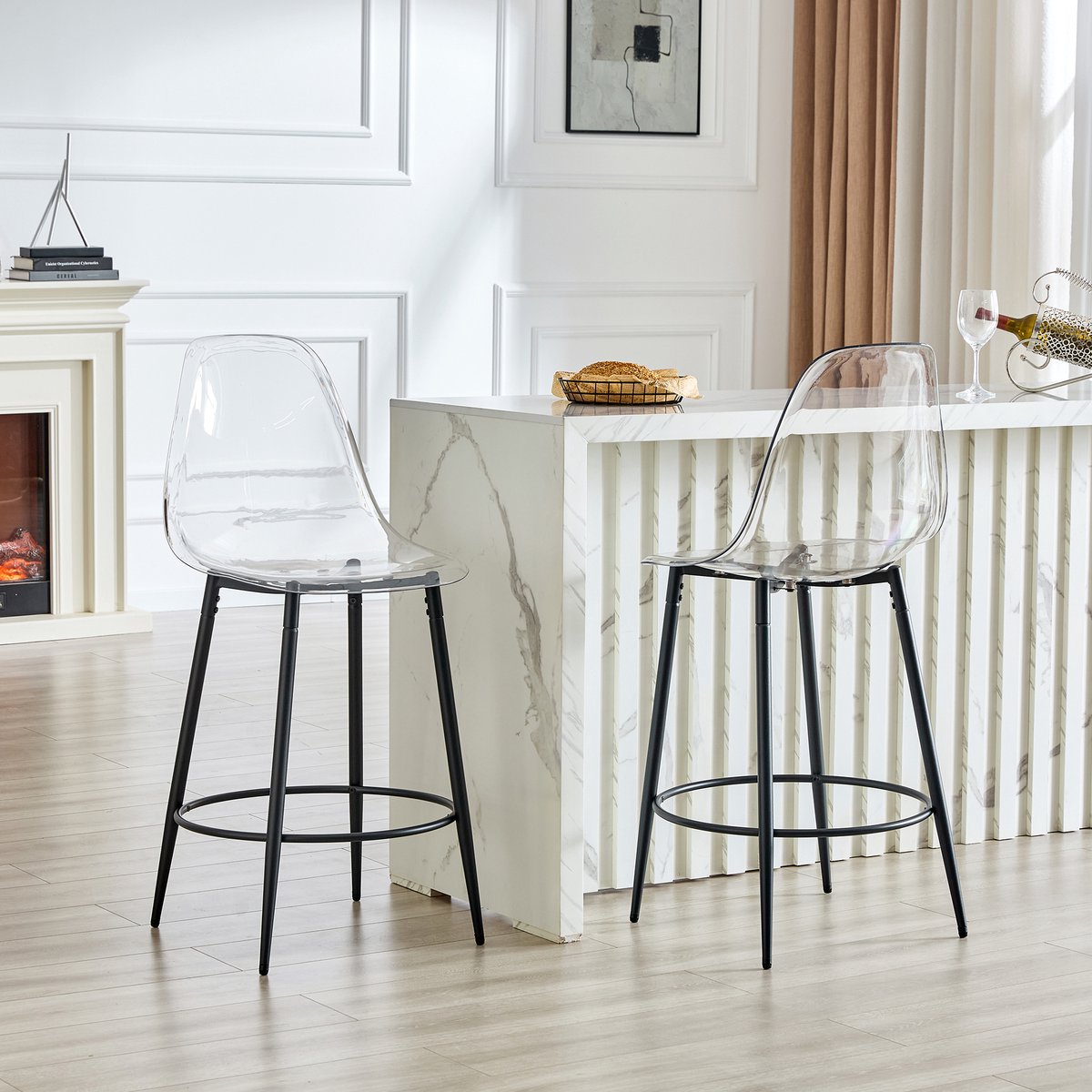Set van twee transparante barkrukken met een zwevend design – ideaal voor open keukens in Europese stijl. De zwarte metalen poten vormen een perfecte aanvulling op het moderne, luxueuze minimalisme.