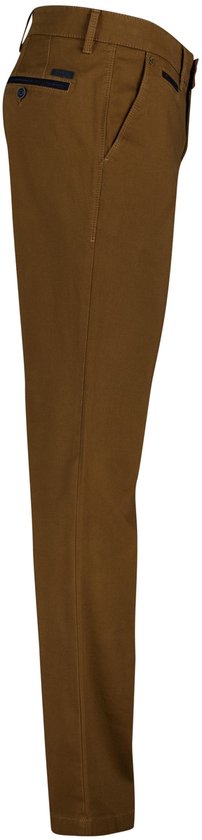 Zijzicht van een bruine chino met een zwarte accent op de zak.