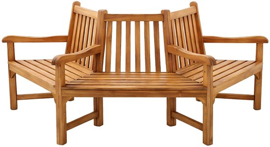 Houten boombank met drie zitgedeelten en brede armleuningen.