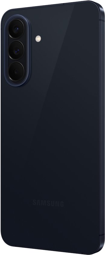 Donkerblauwe smartphone met drie camera's, van de zijkant gezien.