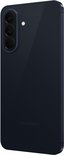 Donkerblauwe smartphone met drie camera's, van de zijkant gezien.