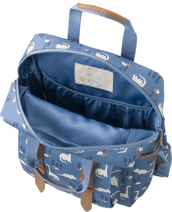 Open blauwe rugzak met dinosaurussenprint, bruine accenten en een label voor naam en adres.