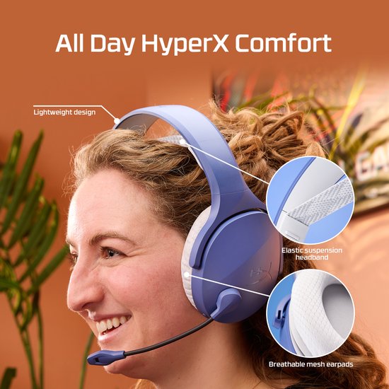 Een vrouw met een blauw HyperX gaming headset. De headset heeft een elastische hoofdband en ademende oorkussens.