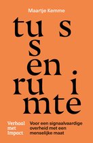 Boek 'Tussenruimte' van Maartje Kemme in zwarte letters op oranje achtergrond.