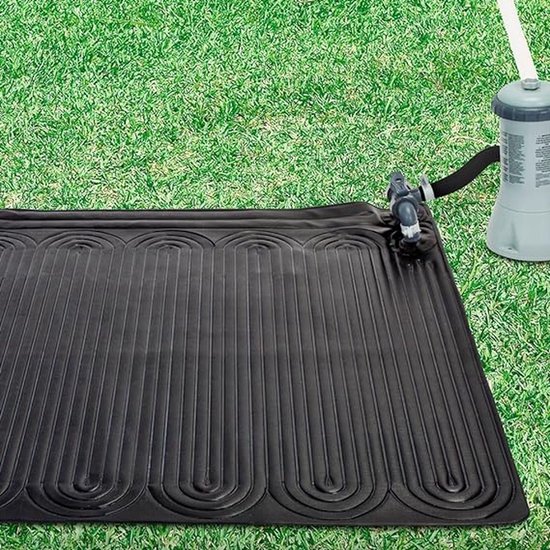 Zwarte Intex solar mat met verticale ribbels, aangesloten op een filterpomp in het gras.