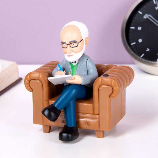 Therapeut-figuur in een bruine fauteuil, met een klok en boek op de achtergrond.