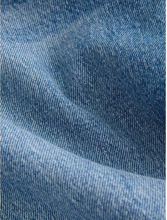 Gedetailleerde textuur van blauwe denimstof met vouwen.
