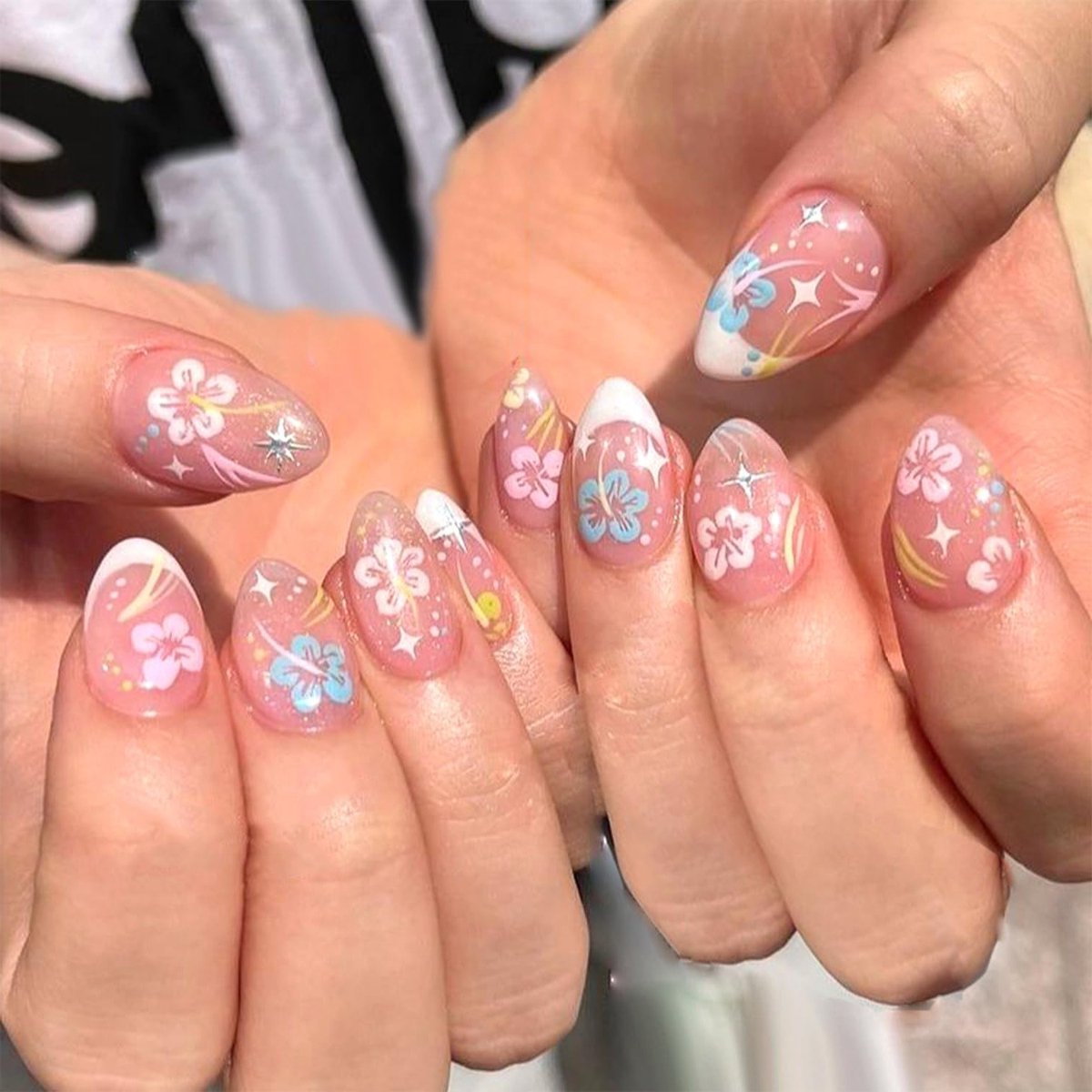 Kunstnagels met Lente en Zomer Bloemen, Franse Punt, Bloemmotief, Korte Amandelvormige Nagels, Herbruikbaar en Glanzend, 24 Stuks