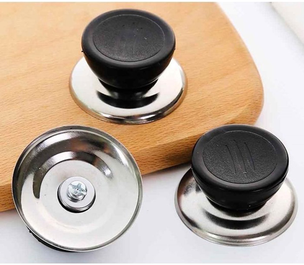 Vierdelige set pannendeksels met handvatten en knoppen, keukenaccessoires.