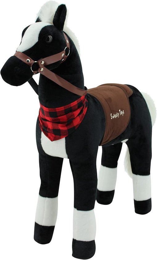 Zwart pluchen paard met witte aftekeningen, rood-zwarte sjaal, bruin zadel met 'Sweety Toys' tekst en bruin hoofdstel.