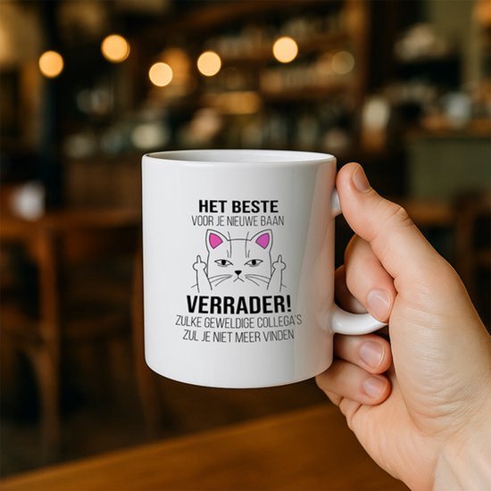 Witte mok met illustratie van een kat die middelvingers opsteekt. Tekst: 'Het beste voor je nieuwe baan Verrader!'