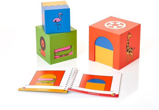 Groene en blauwe stapelblokken met dierenprints, een openklapbaar boekje met puzzels.