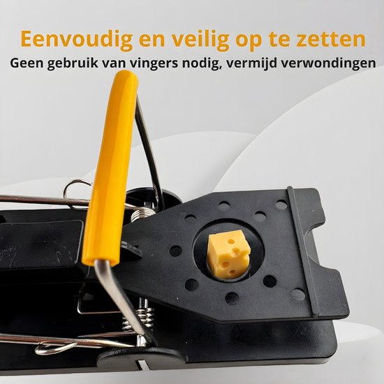 Zwarte muizenval met metalen veer, gele hendel en blokje kaas.