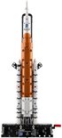 LEGO Technic NASA Artemis ruimtevaartuig met gouden en witte details, staand op een zwart platform.