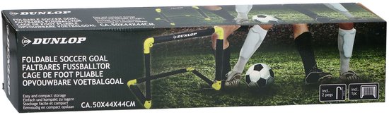 Doos met opvouwbaar voetbaldoel Dunlop 50x44x44cm. Illustraties van spelers die schoppen. Tekst: 'FOLDABLE SOCCER GOAL'.