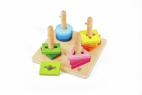 Houten legpuzzel met vier peg-elementen: blauwe cirkels, groene vierkanten, roze driehoeken en gele/oranje vierkanten.