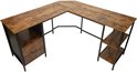 L-vormig hoekbureau met roodbruin houtlook blad, zwart metalen frame, een lade en drie open vakken.