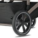 Zwarte wielen met witte accenten van een bruine kinderwagen.