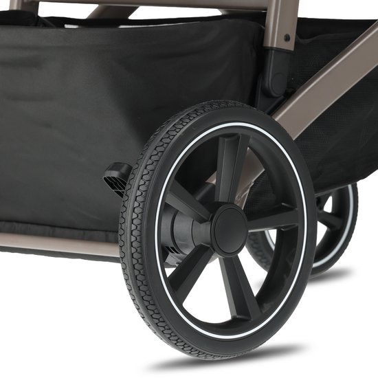 Zwarte wielen met witte accenten van een bruine kinderwagen.