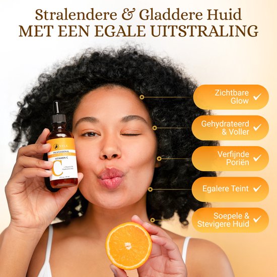 Vrouw met een oranje aan het gezicht, houdt een flesje Sylk Vitamine C serum vast. Text overlays: Zichtbare gloed, Gehydrateerd & Voller, Verfijnde poriën, Egalere teint, Soepele & stevigere huid.
